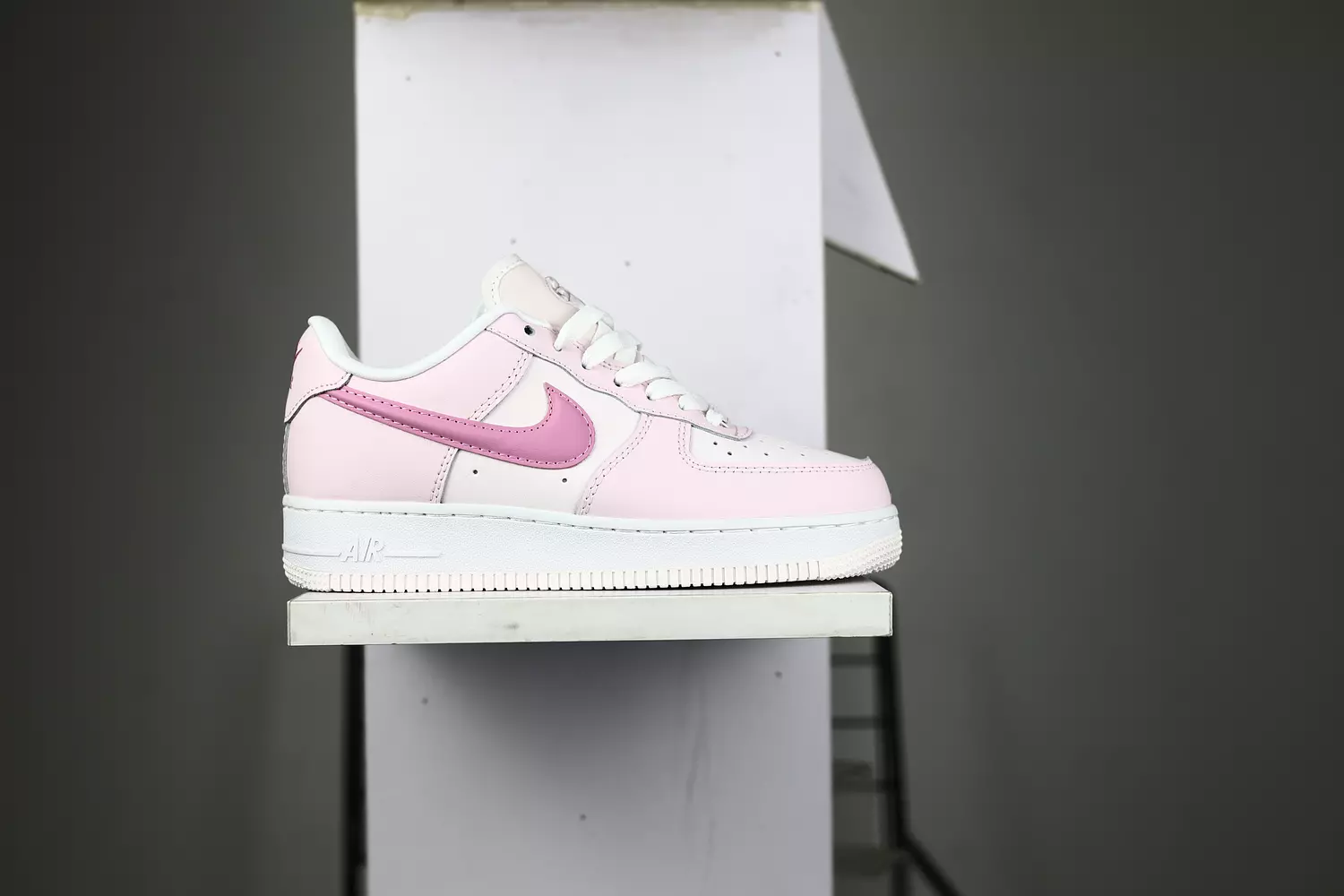 Nike Air Force 1 "07 LOW" 2