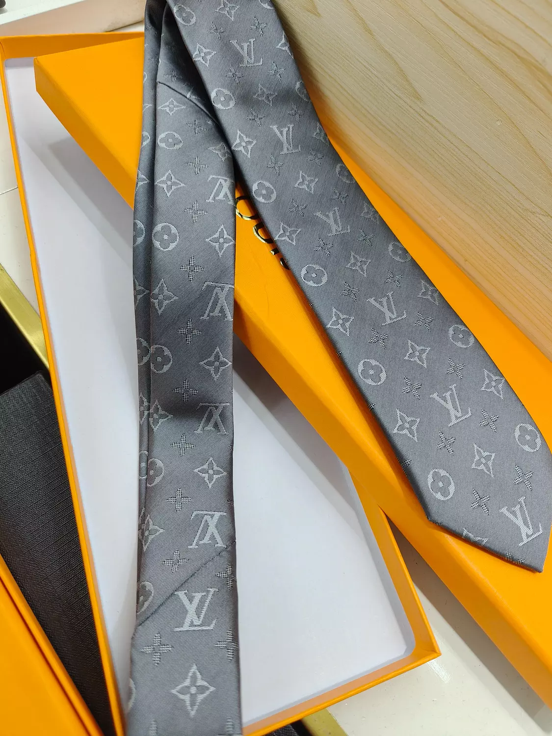 LOUIS VUITTON -GREY TIE-70 5