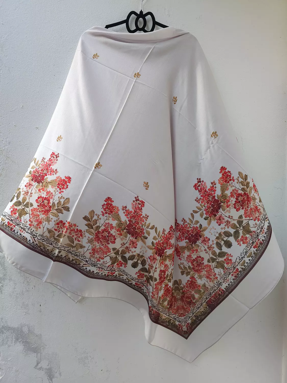 لِعَيْنَيْكِ سَامَحْتُ هَذَا الزَّمَانَ\خمار hover image