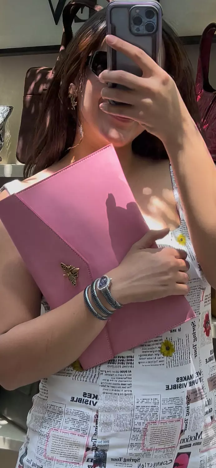 VeeV Pinky Clutch 10