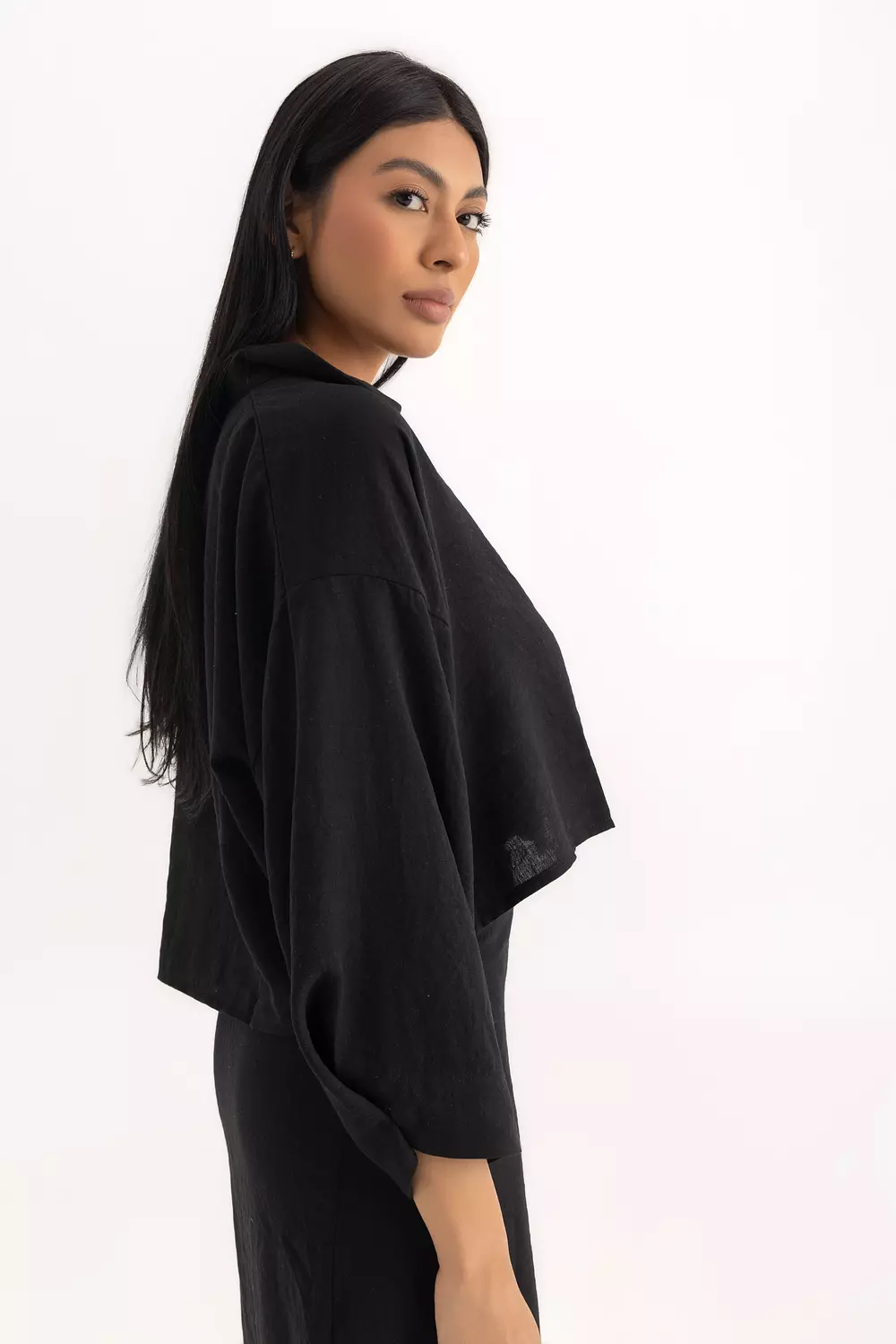 The Pola Linen Cropped Shirt Black  4