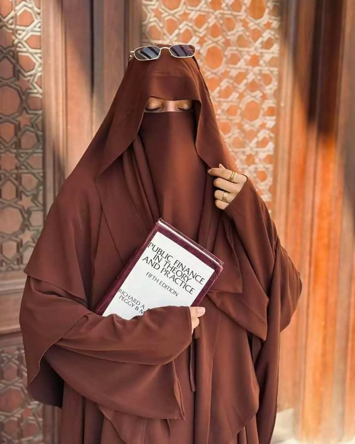 ثوب هُدْب image