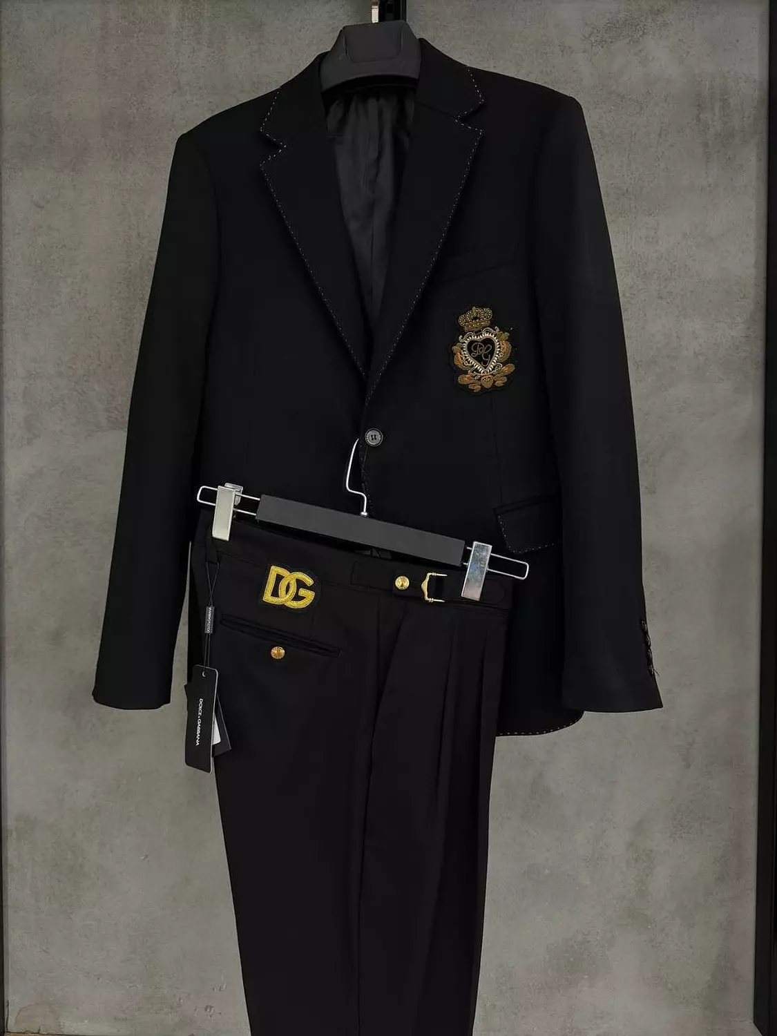 Dg full suite with gold logo