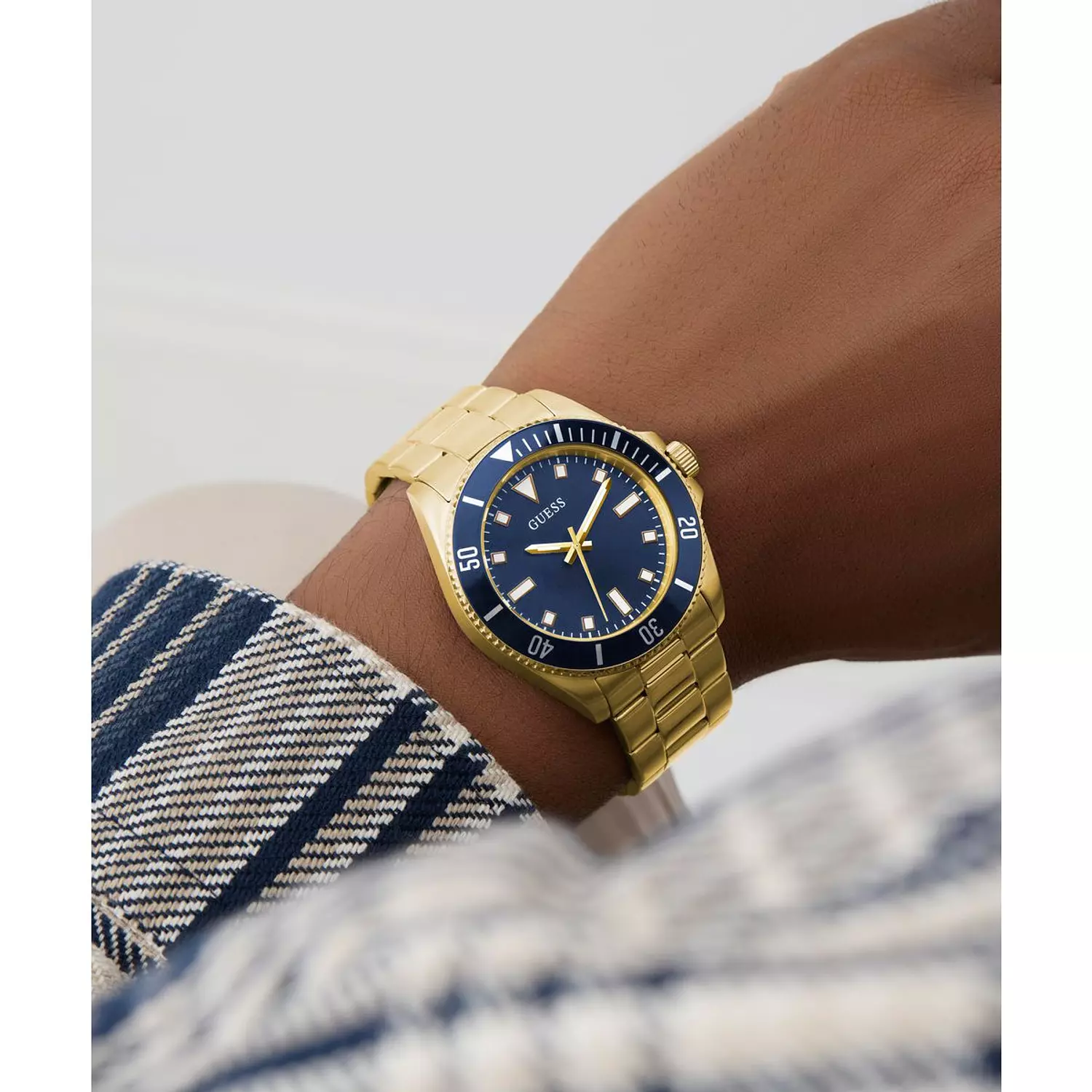 GUESS CLIFF Mens Gold Tone Analog Watch Gold Tone Stainless Steel Brushed/Polished Bracelet 5