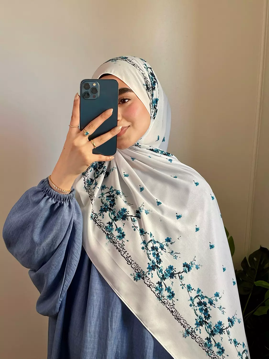 لِعَيْنَيْكِ سَامَحْتُ هَذَا الزَّمَانَ وَكُنْتُ عَلَيْهِ طَوِيلَ العَتَبْ/طرحة image