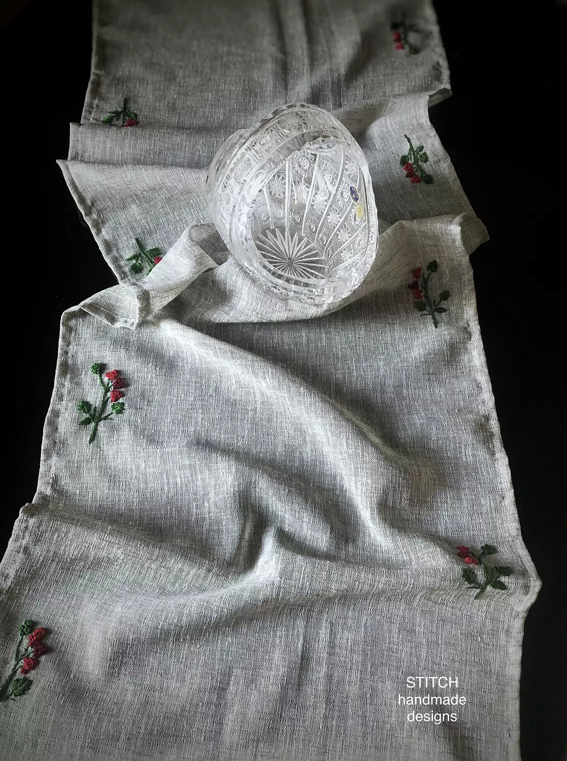 Red-berries Table runner hover image