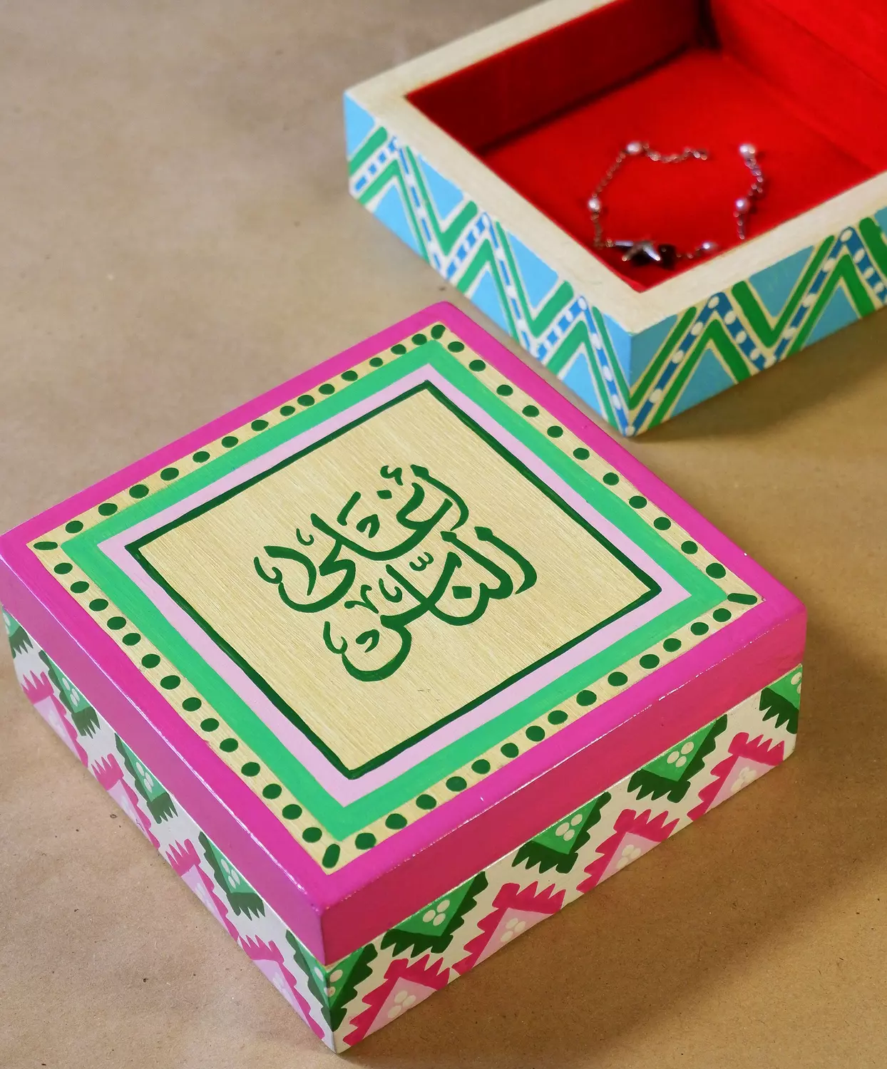 Box medium - square - pyramids fouchia image