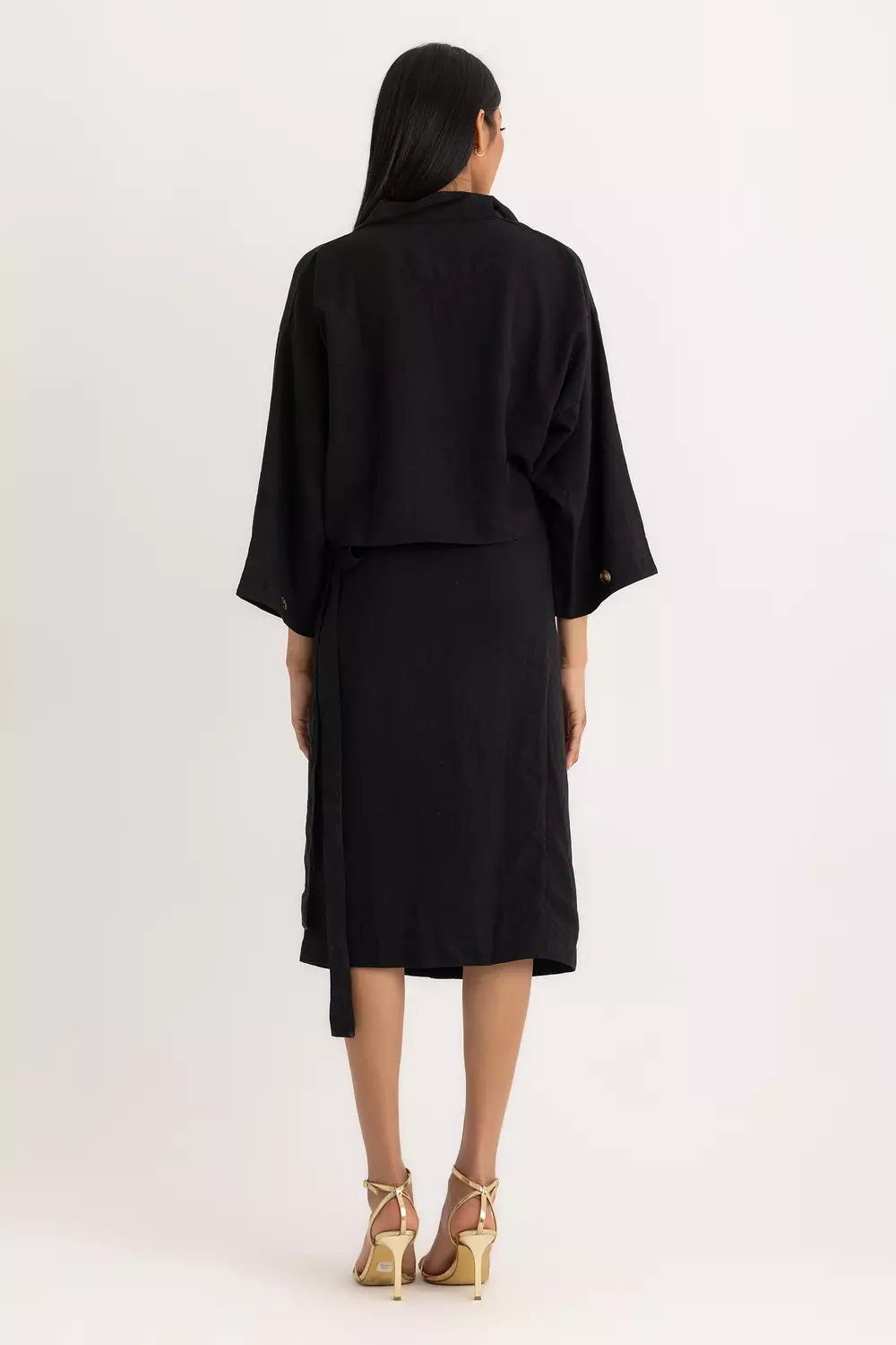 The Pola Linen Cropped Shirt Black  1