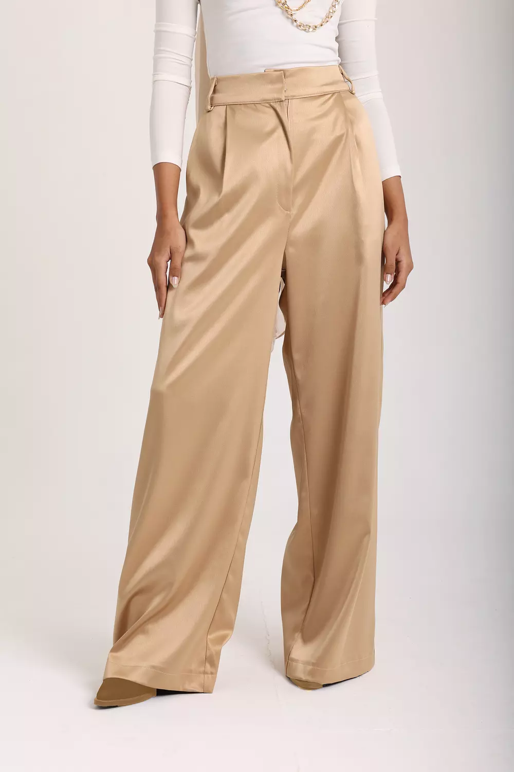 <p style="text-align: center"><span style="color: rgb(161, 137, 95)">aura satin pants"beige"</span></p>