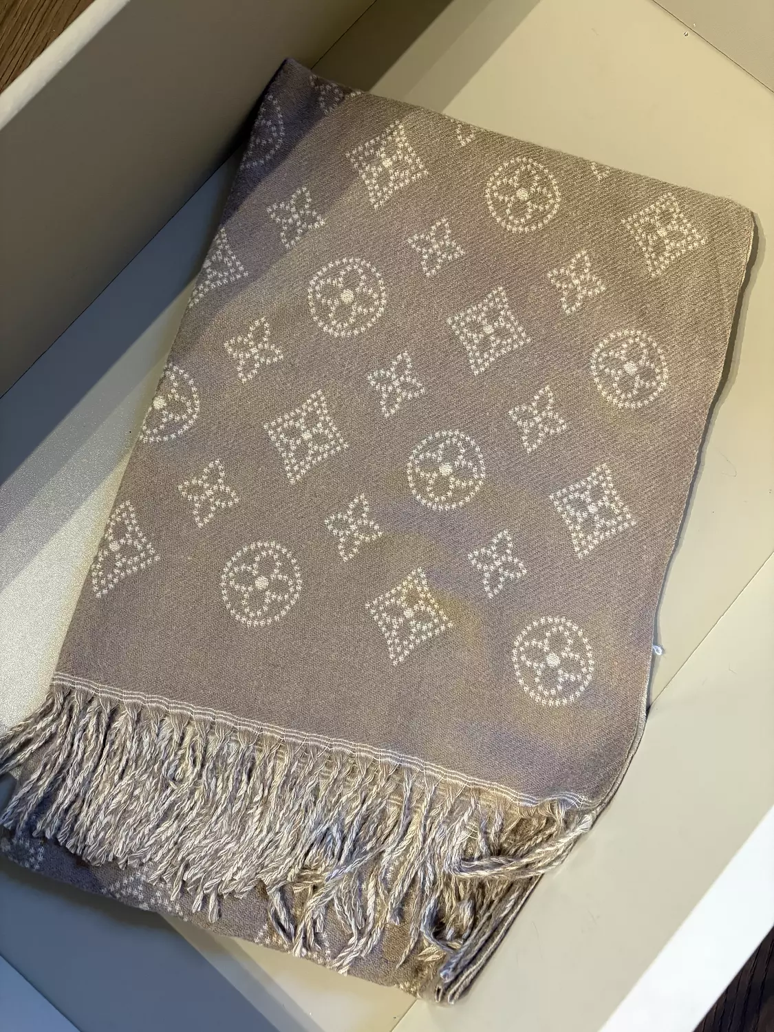 LV WOOL SHAWL 10