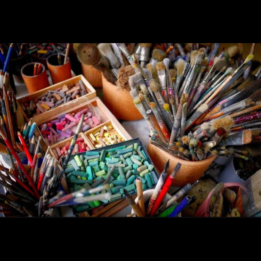 <p><strong>ART MATERIALS </strong></p>