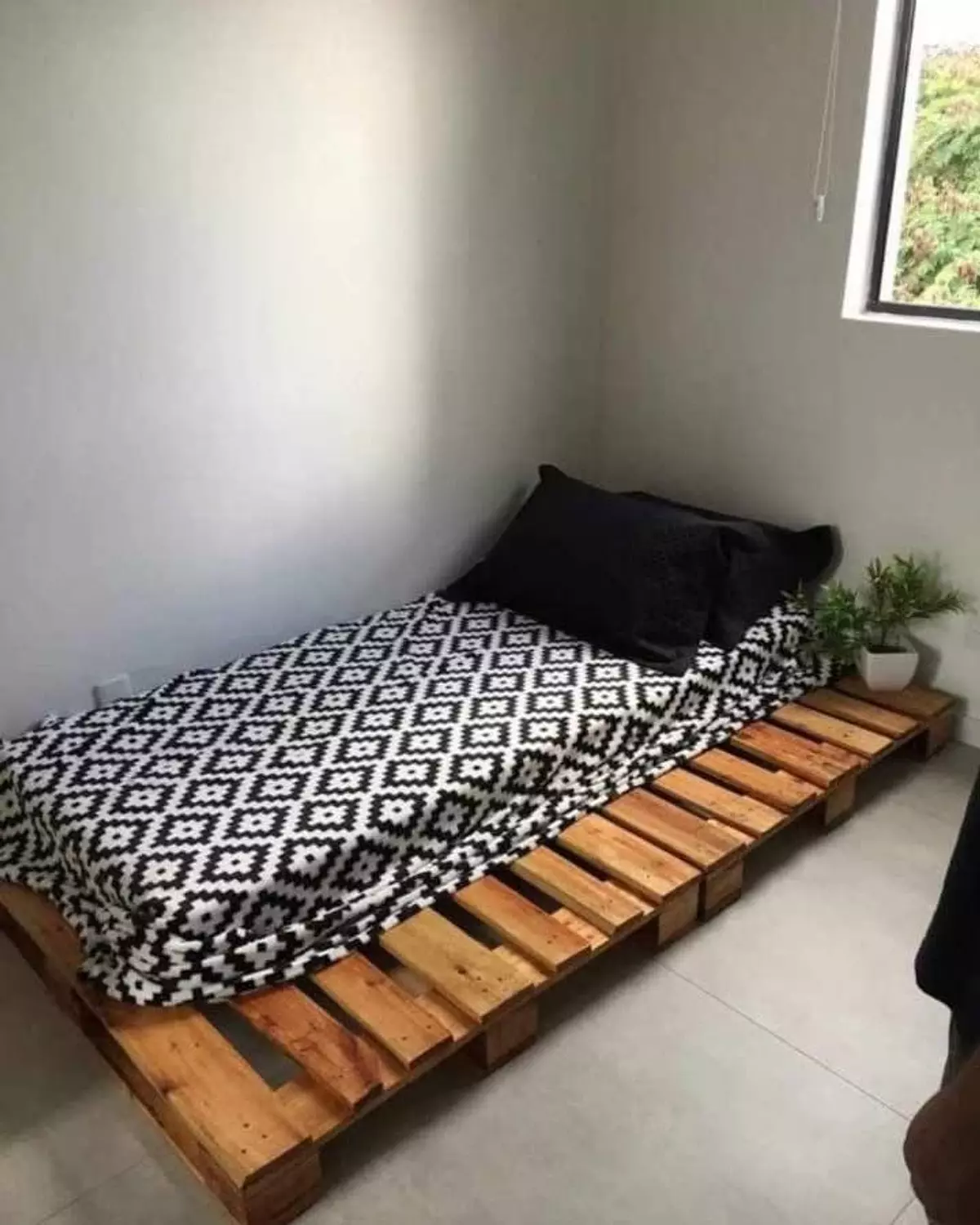 Pallet bed 120cm image