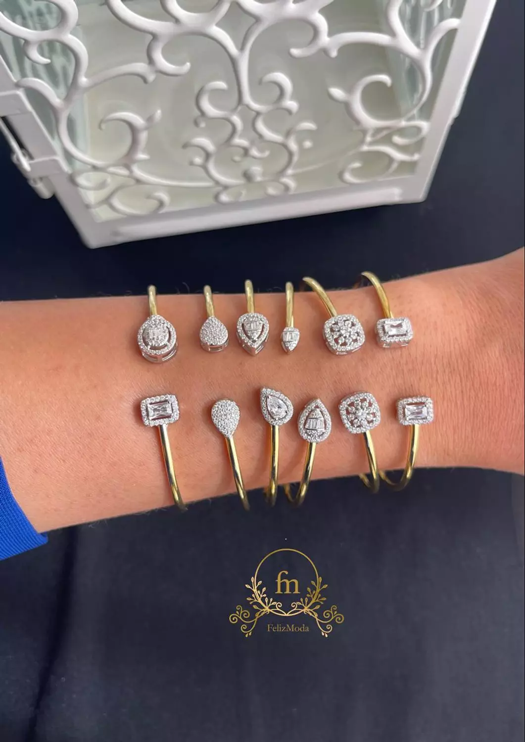 <p><br><a target="_blank" rel="noopener noreferrer nofollow" href="/shop/Rings-14887"><strong>BANGLES →</strong></a></p>