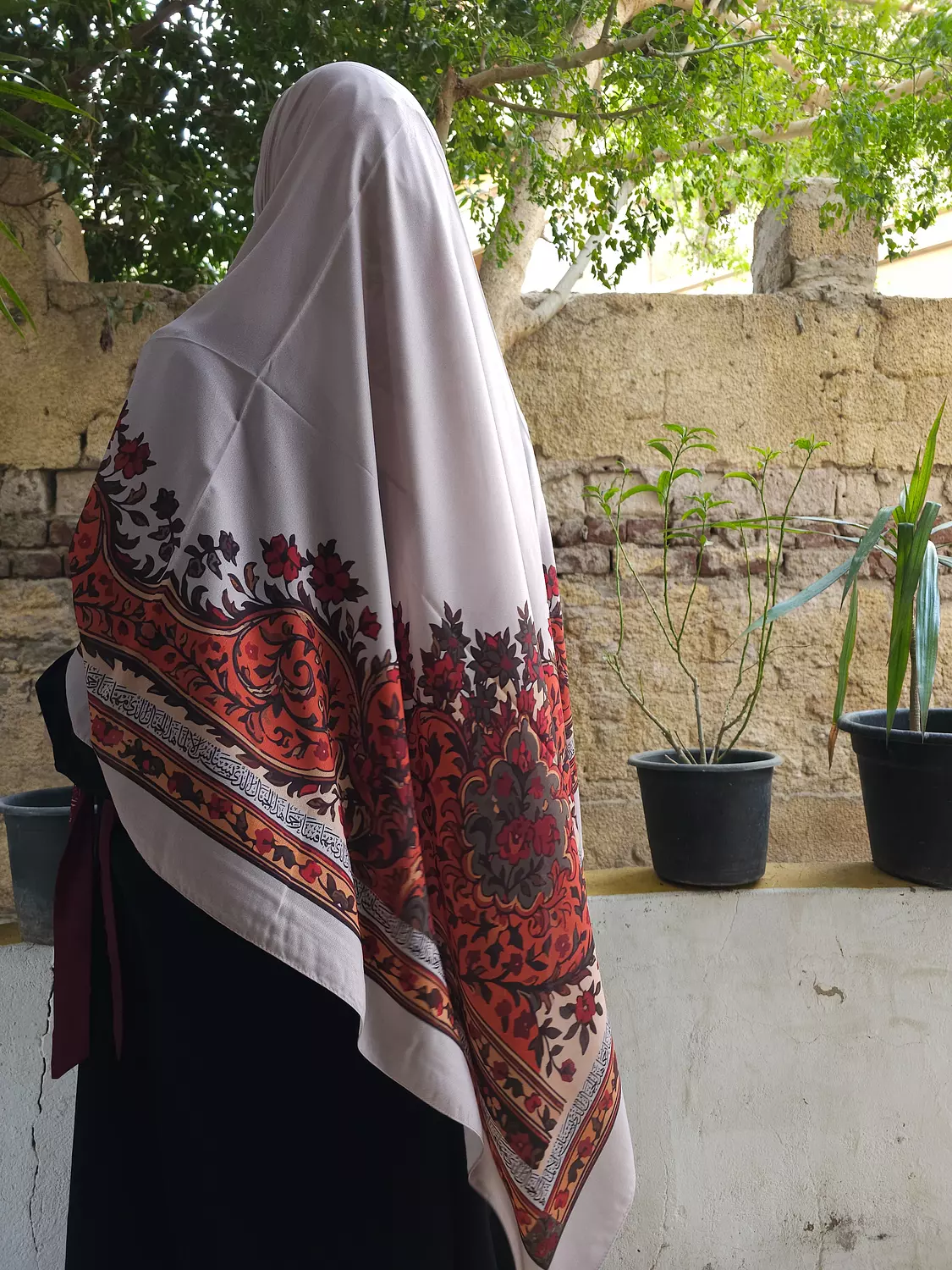 هذا الجمال الذي مهما قسا رحِما\خمار hover image