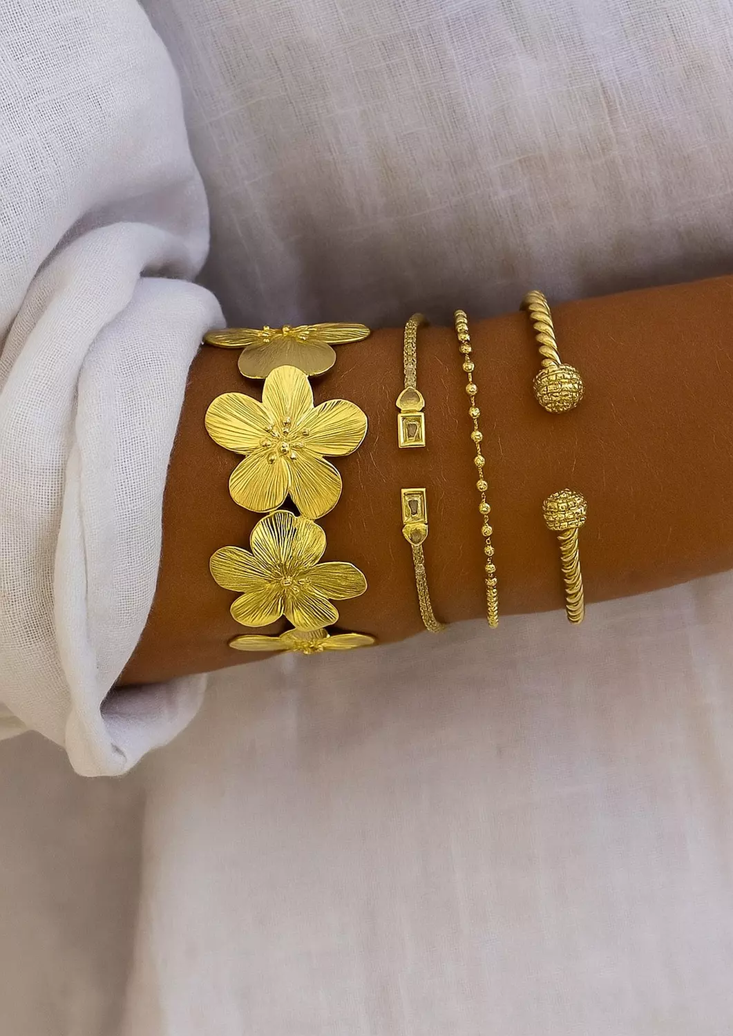 <hr><h3>Bangles &amp; Cuffs</h3><hr><p></p>