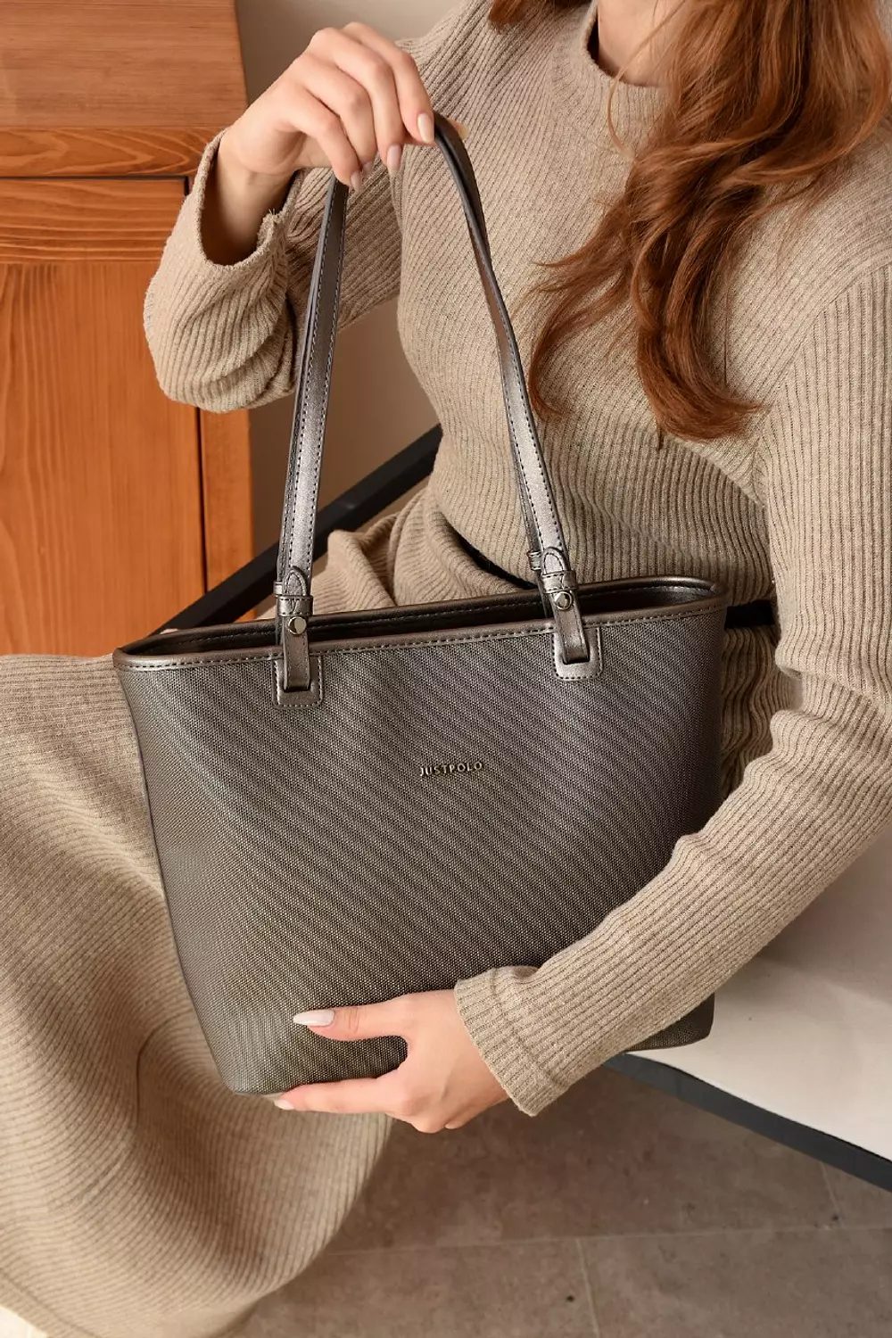 Compact luxe shoulder bag  2