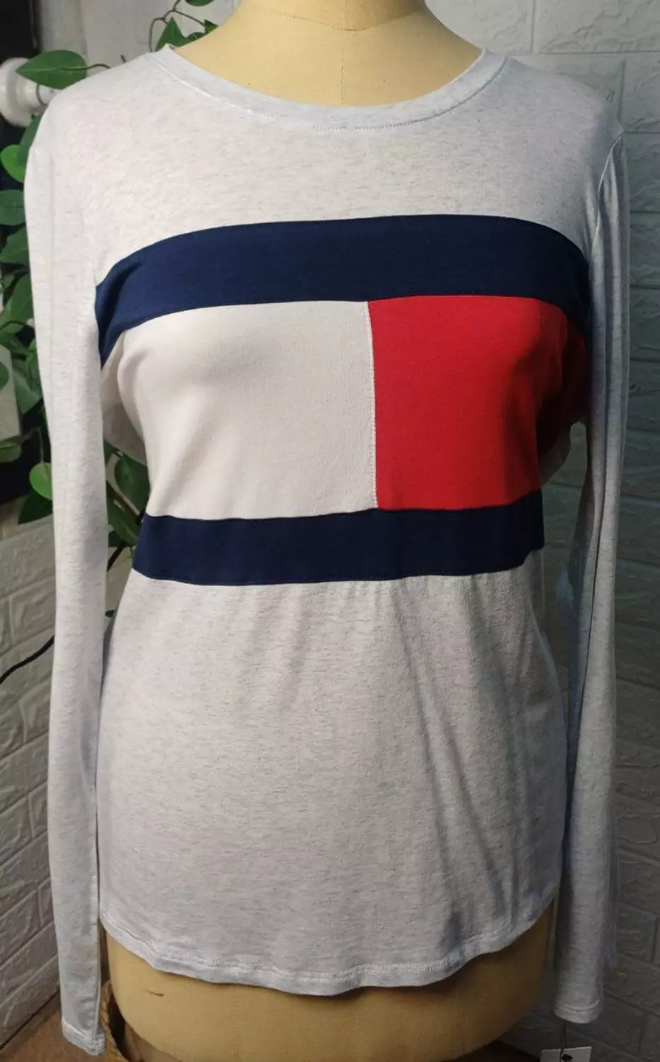 ​Tommy Hilfiger Women’s Long Sleeve Flag Logo Tee image