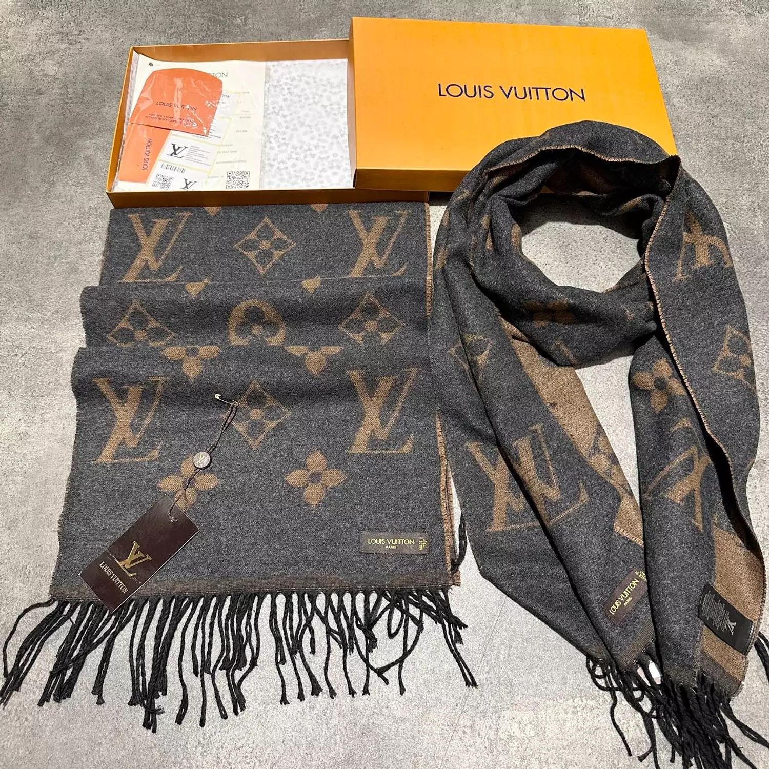 LOUIS VUITTON SCARF -BROWN&BLACK image