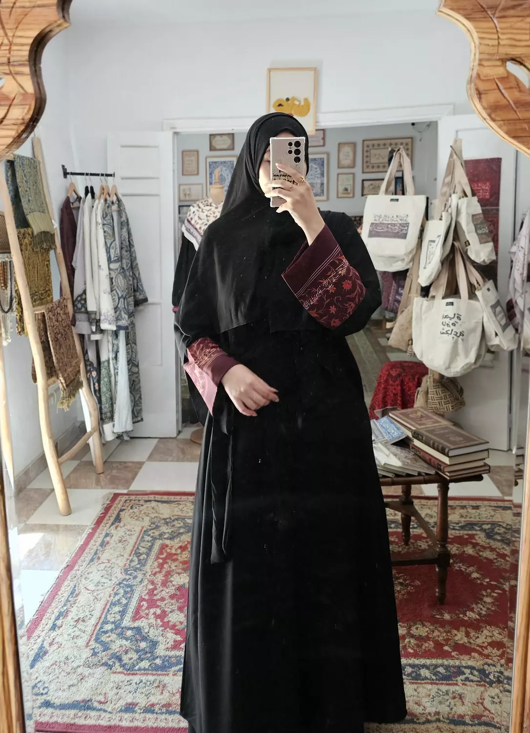 غريب على الدهر حسنك/عباية hover image