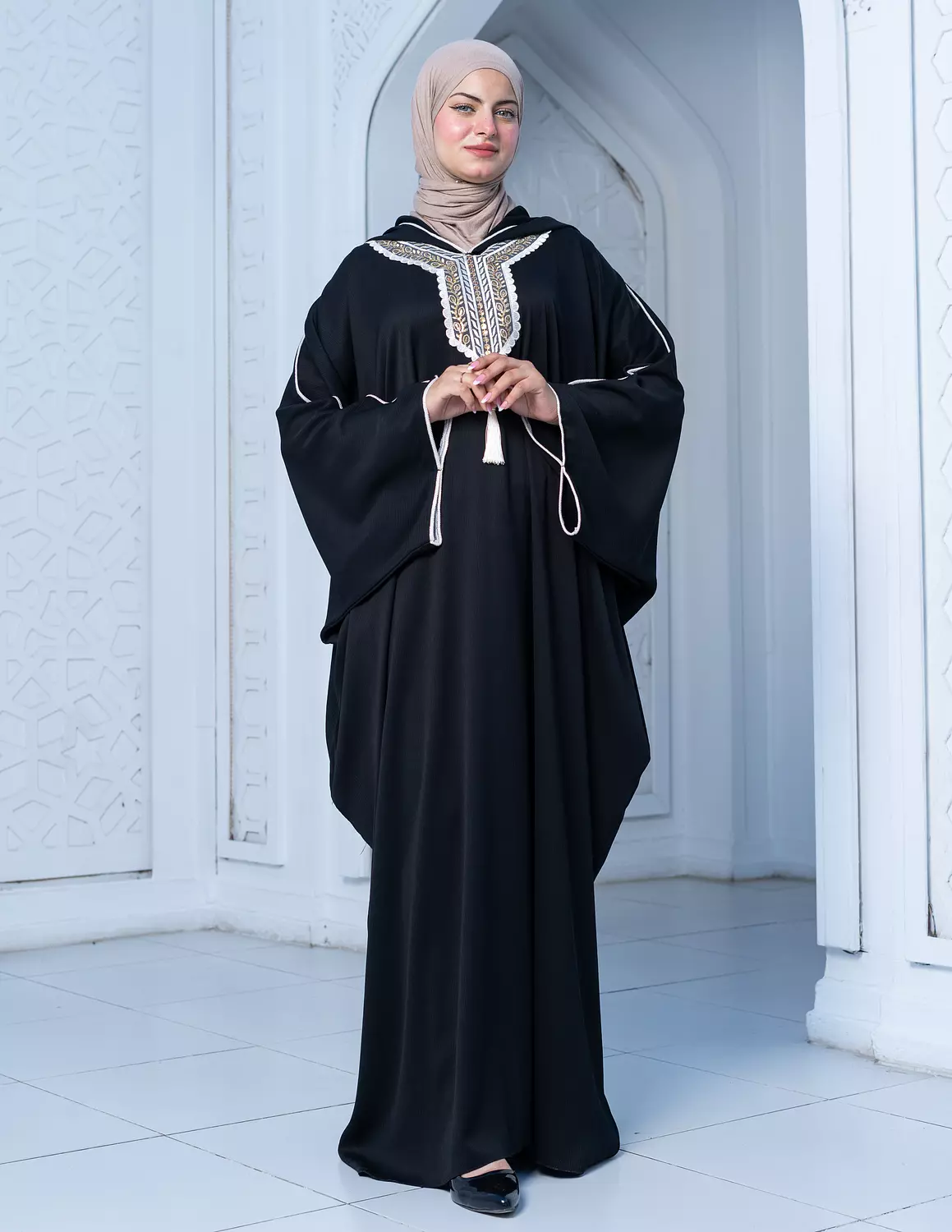 ABAYA CAPICHO WITH GOLDEN SERMA 3