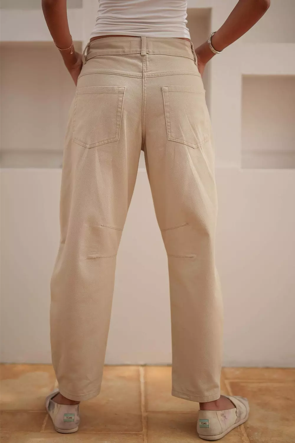 Airy Mid-Rise Barrel Jeans Beige 3