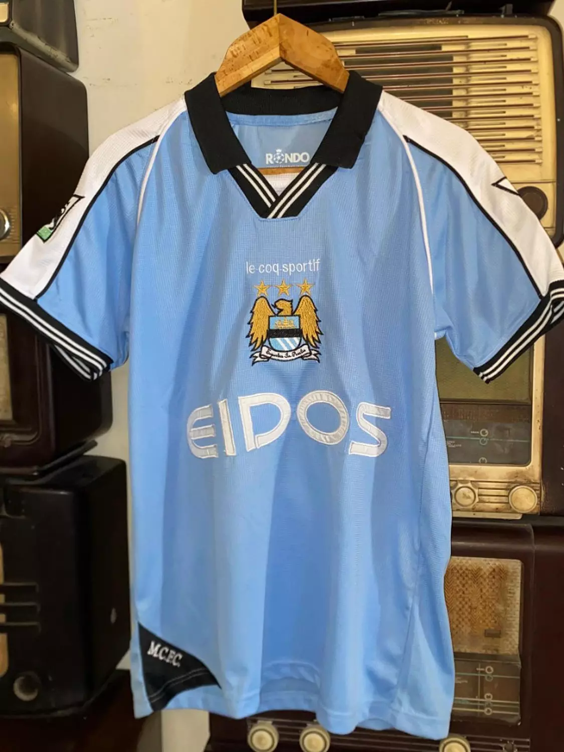 <p style="text-align: center"><span style="color: #ffffffff">Man City 1999/2001 Home Jersey</span></p>