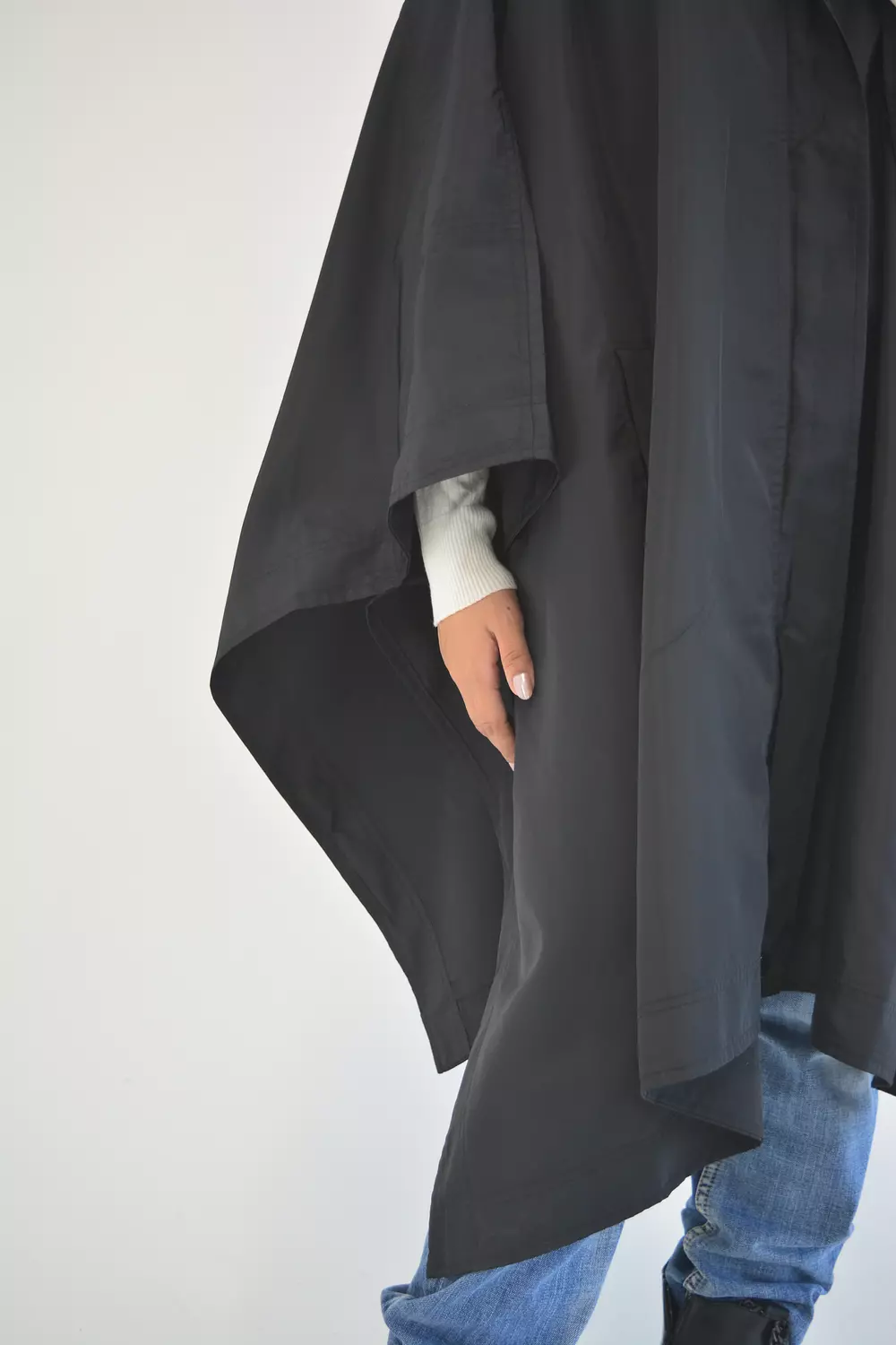 GRAB ‘n’ GO WINDBREAKER CAPE in black 3