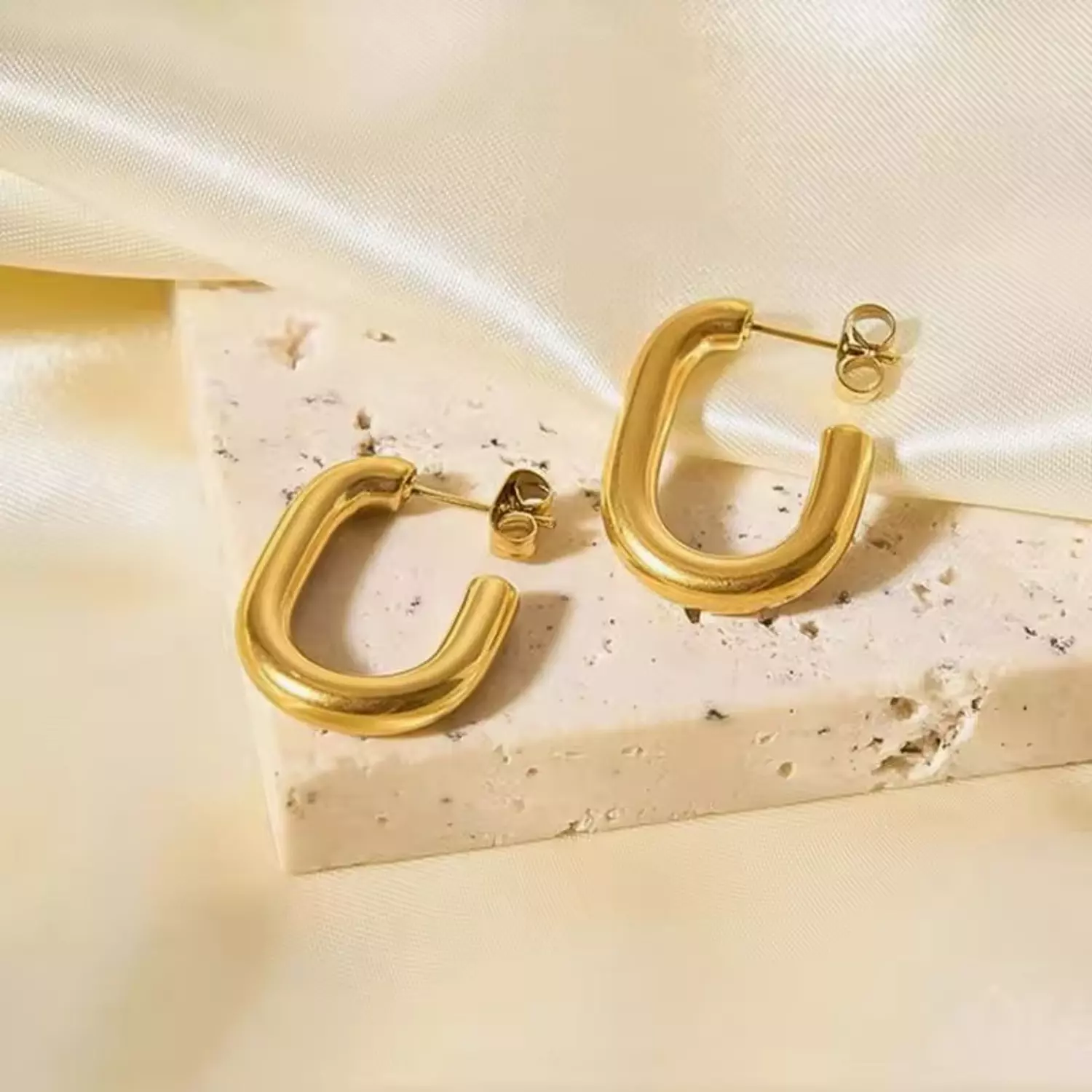 O shape earring  hover image