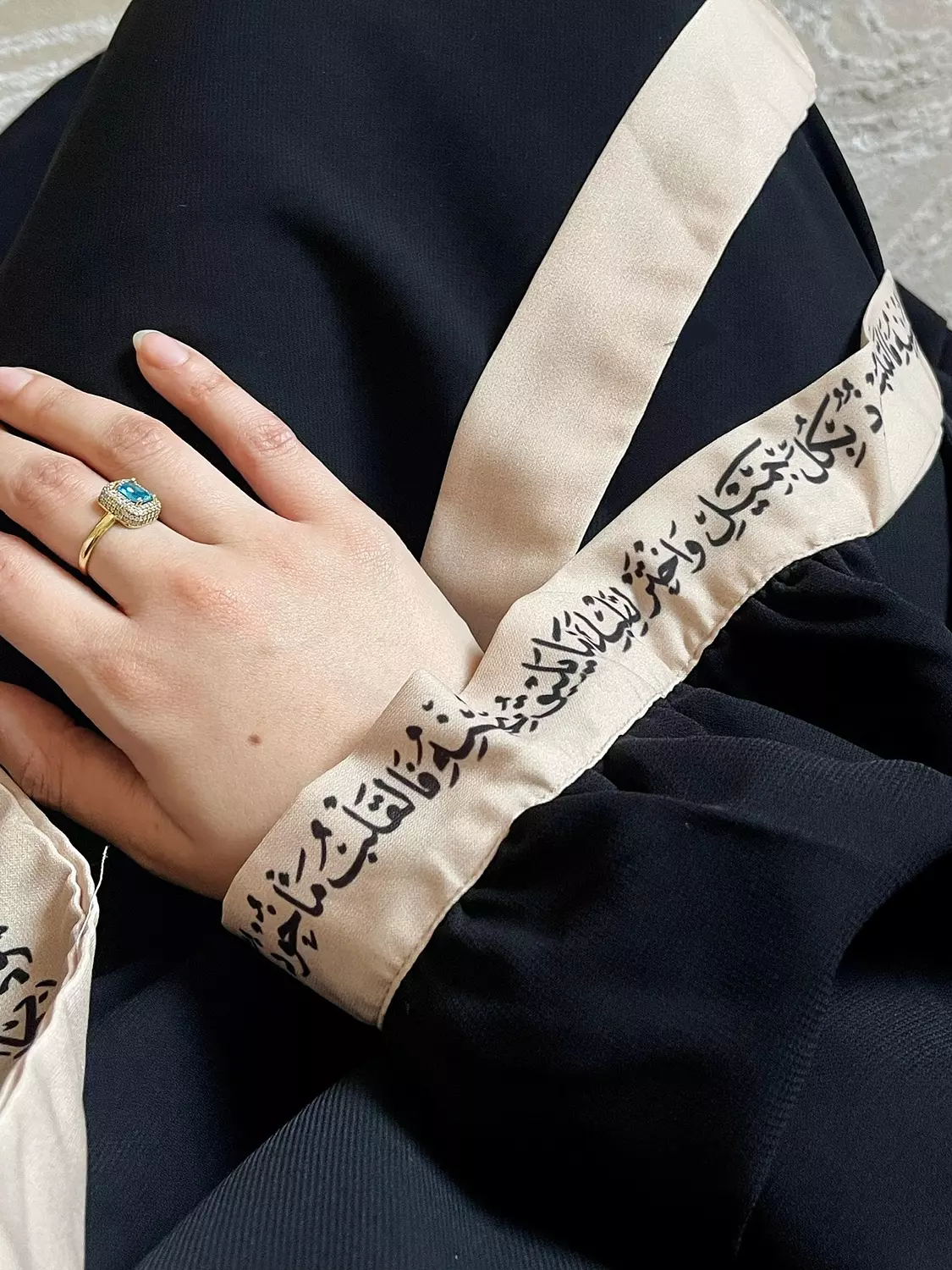 واختر لقلبك ما يليق بحسنه/ عباية image