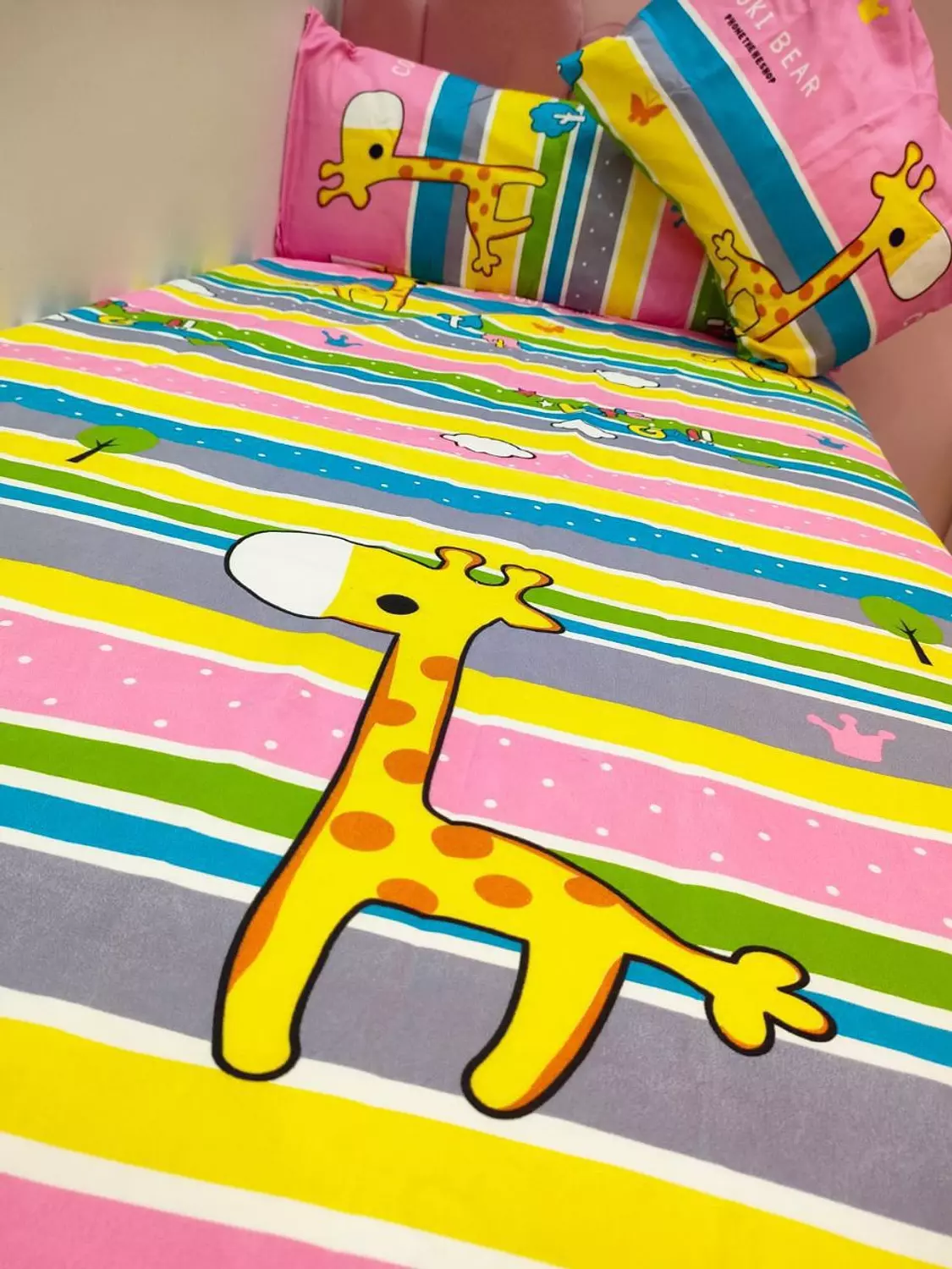 giraffe children's bedding set image