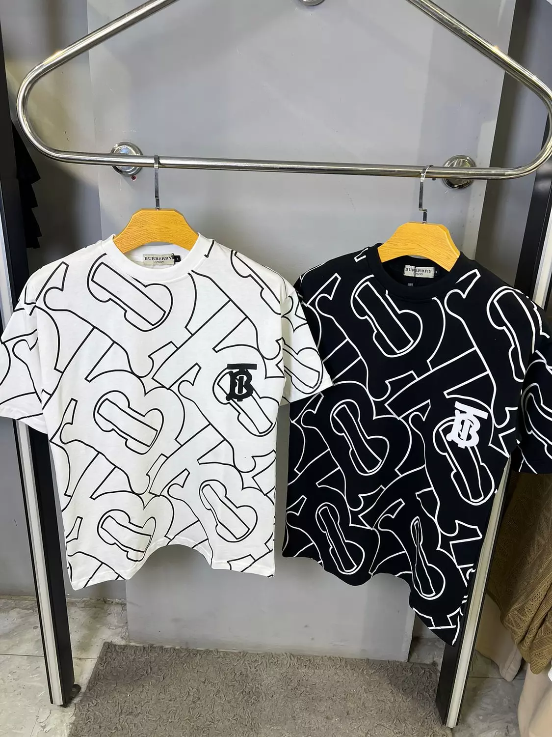 BURBERRY TSHIRT / 1482 8
