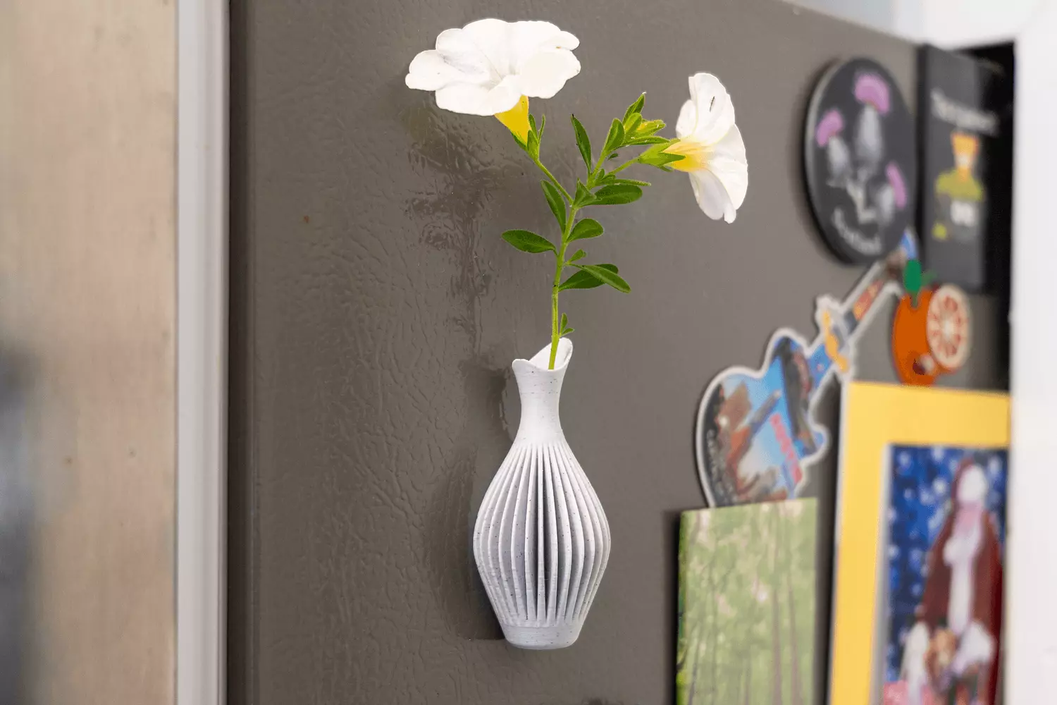 Mini Magnetic Vase 1 hover image