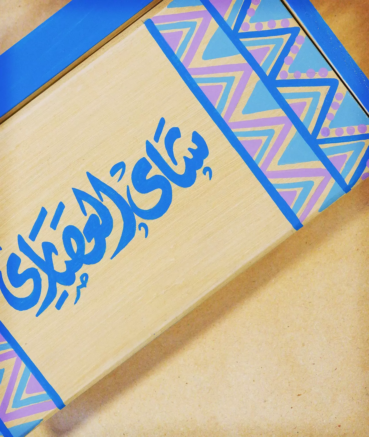 2 lines triangles purple tea box  1