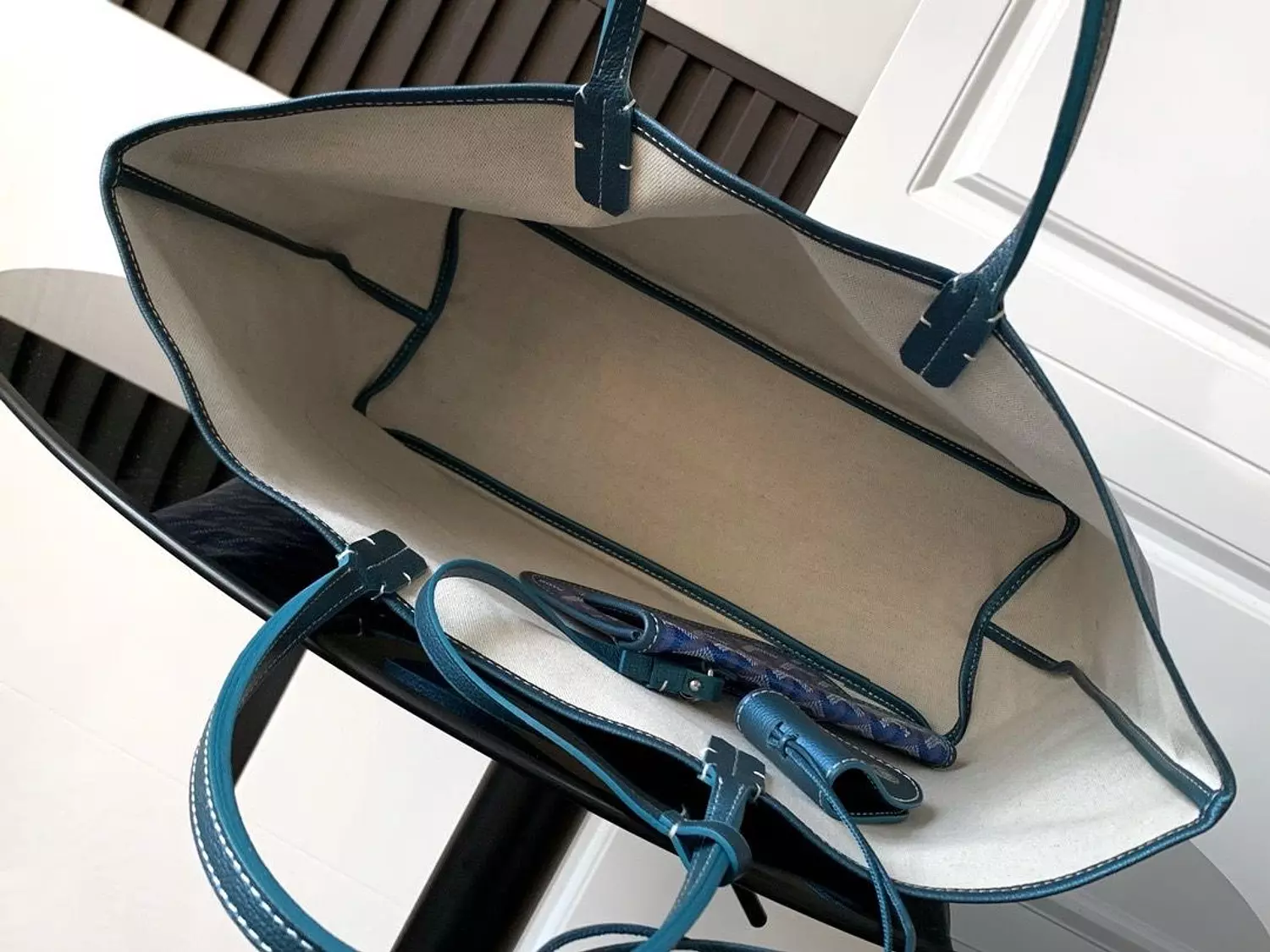 Go yard This limited-edition handbag is crafted from unique pearlescent GOYARDINE canvas,Pearl blue 8