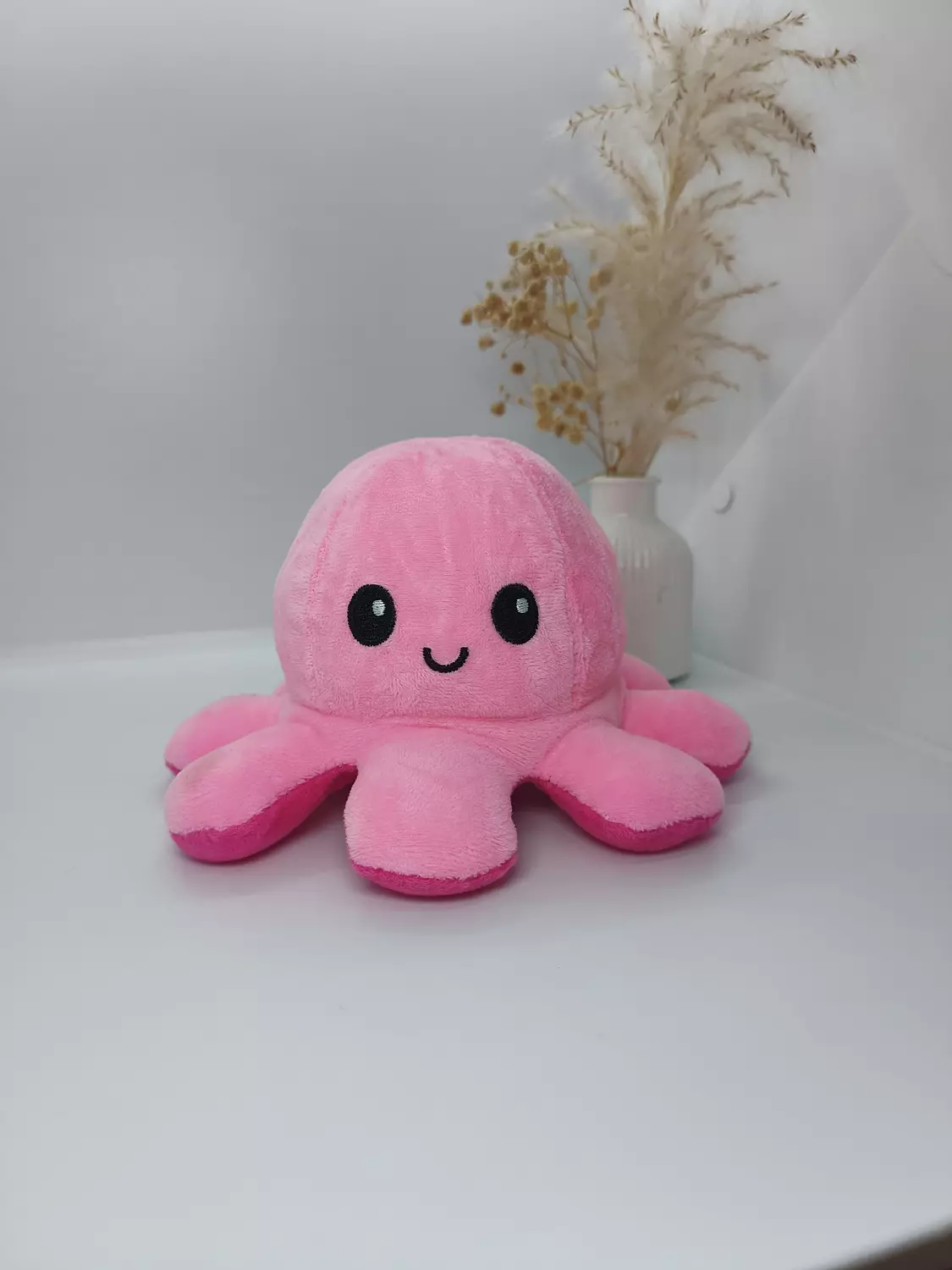 Dark pink and light pink oysters image