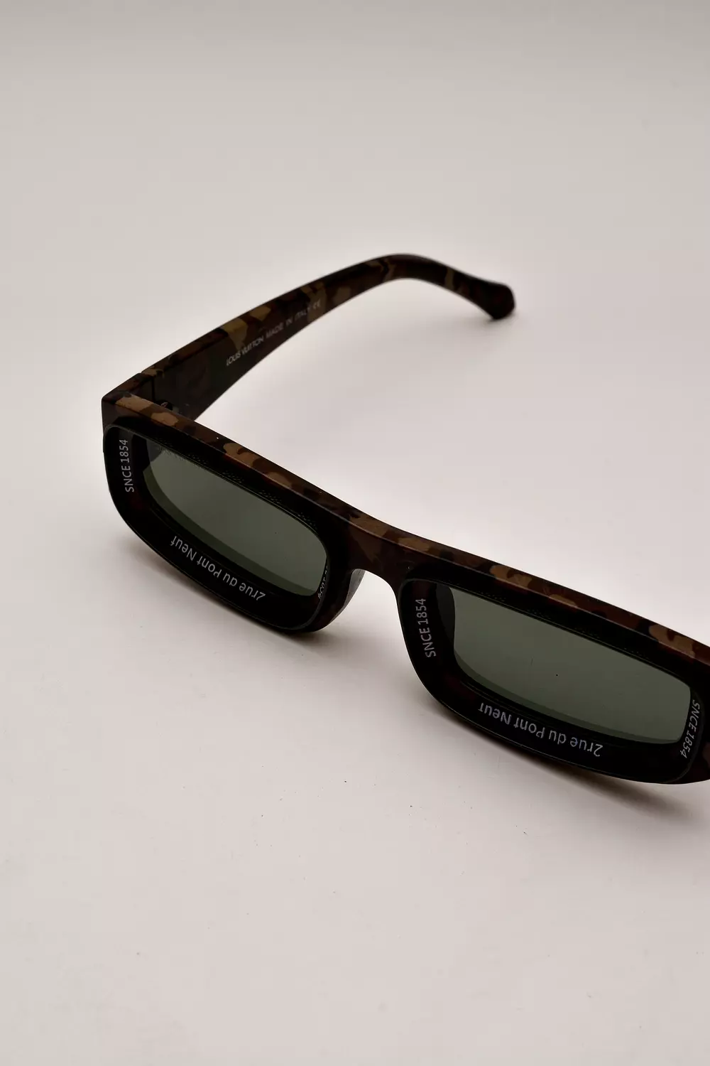 LV sunglasses ar 2