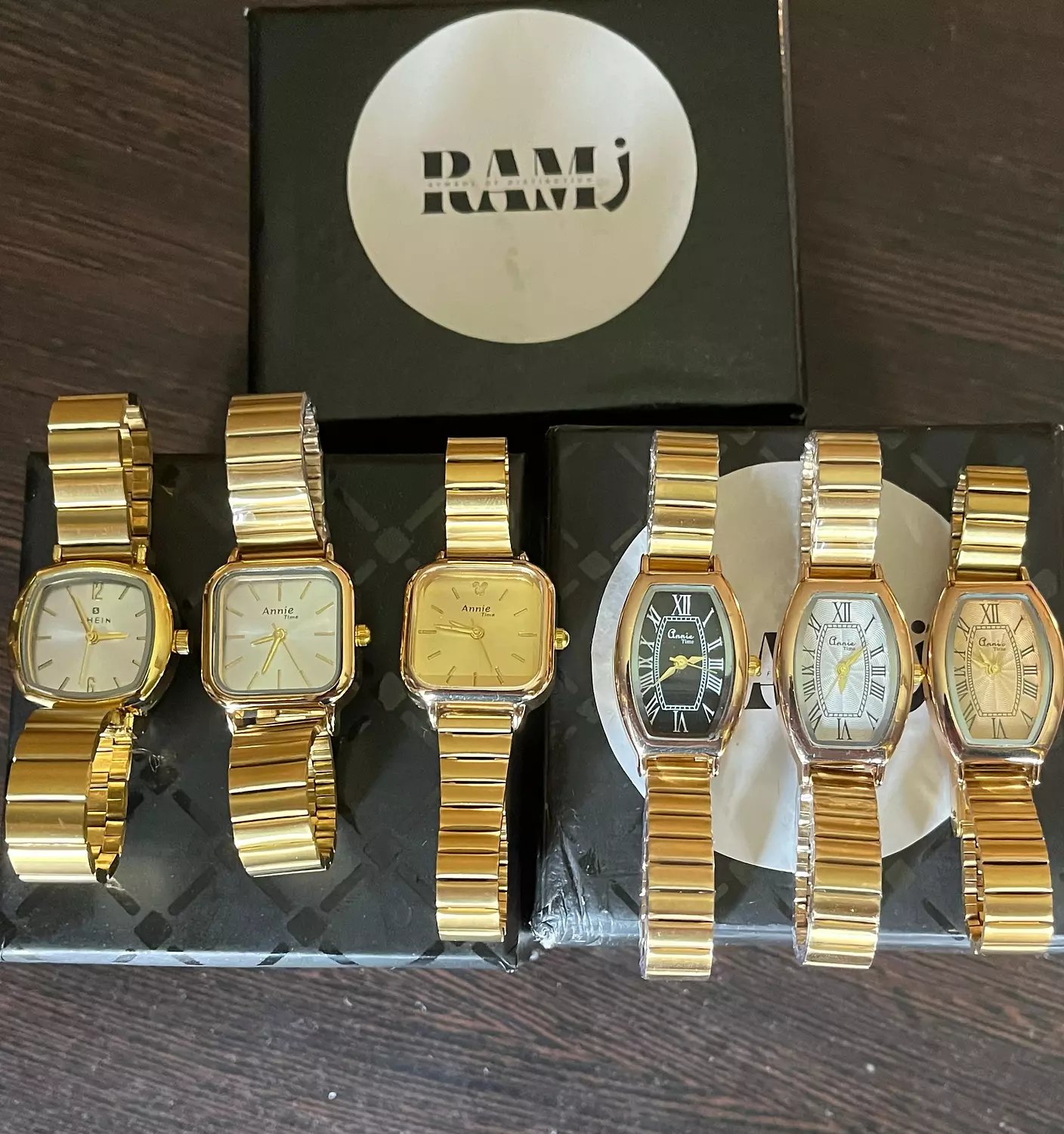 <p style="text-align: center"><strong>Annie</strong></p>