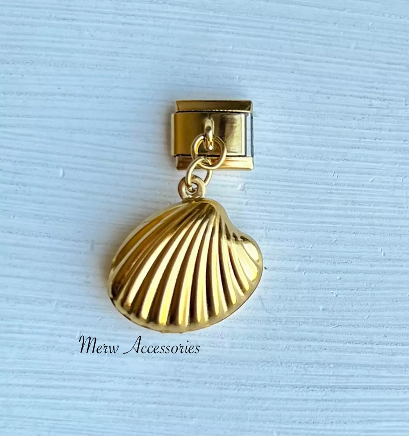 Big shell charm image
