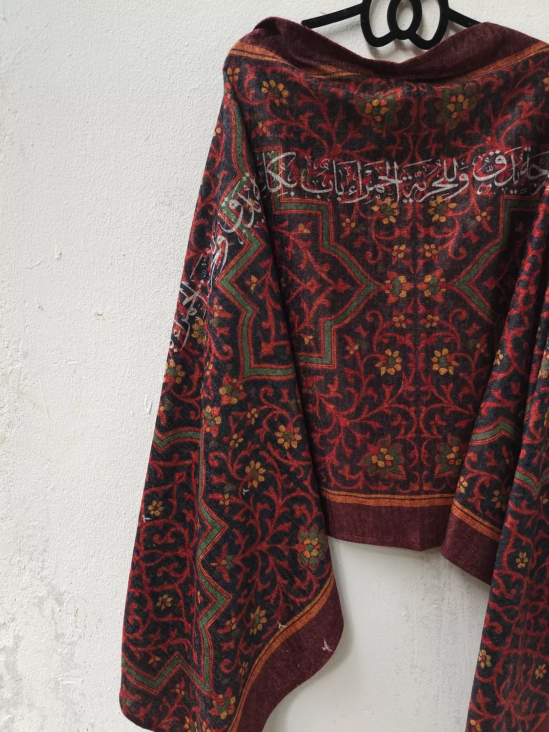 وللحرية الحمراء بابٌ/صوف hover image