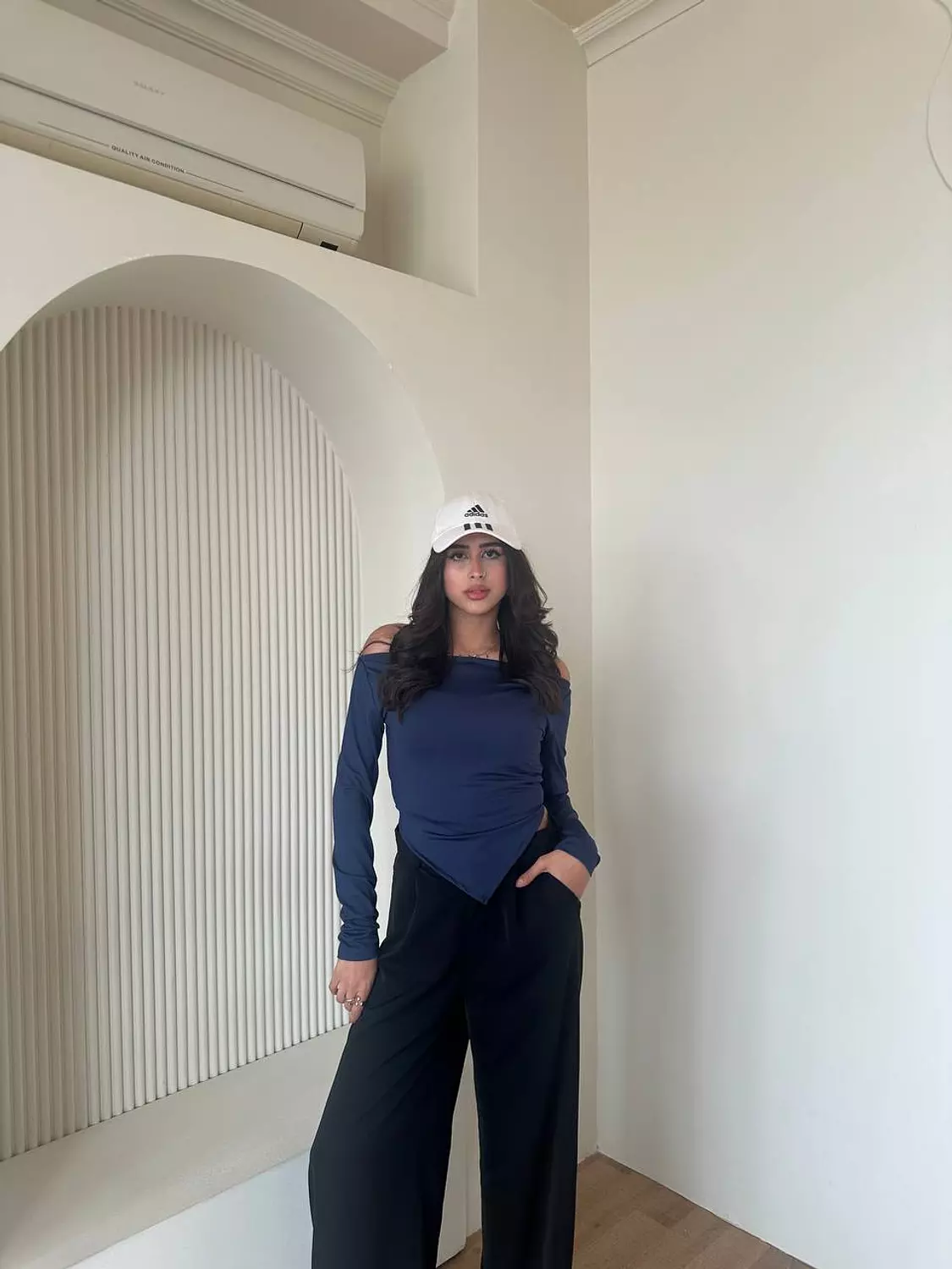 Long-Sleeve Lycra Top with Boat Neck & Pointed V-Hem 8