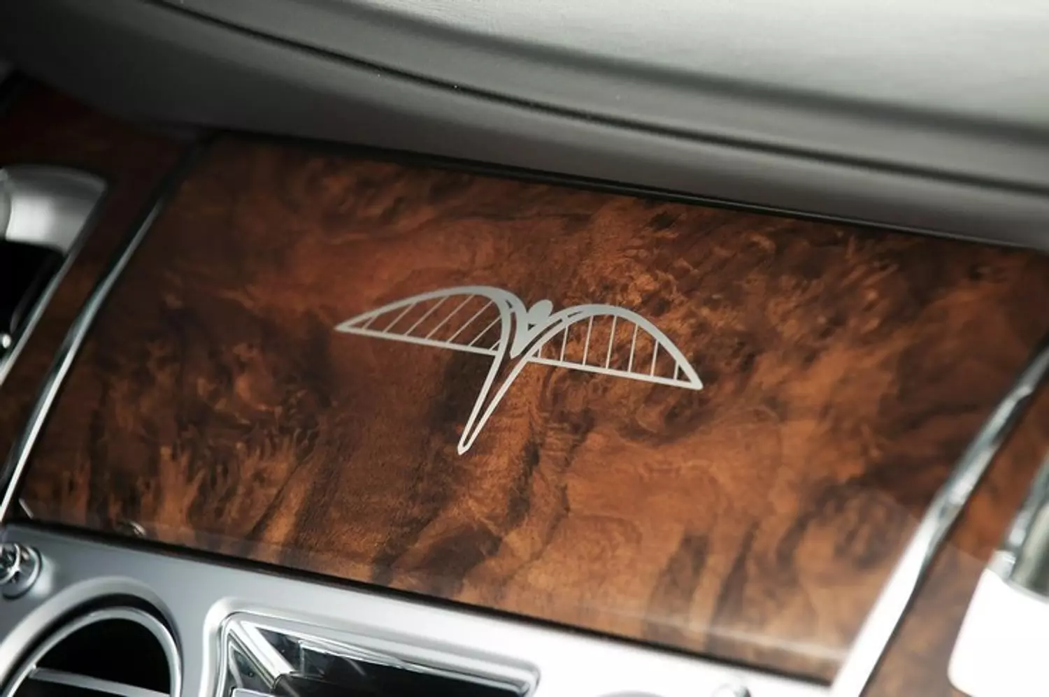 🎖️🌐 Rolls-Royce: Where Ancient Heritage Meets the Future of Luxury 2