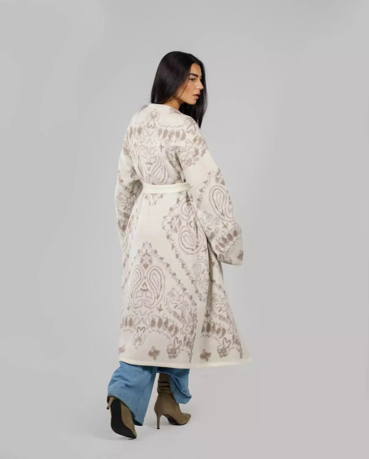 cardi 3ageena white cafe hover image