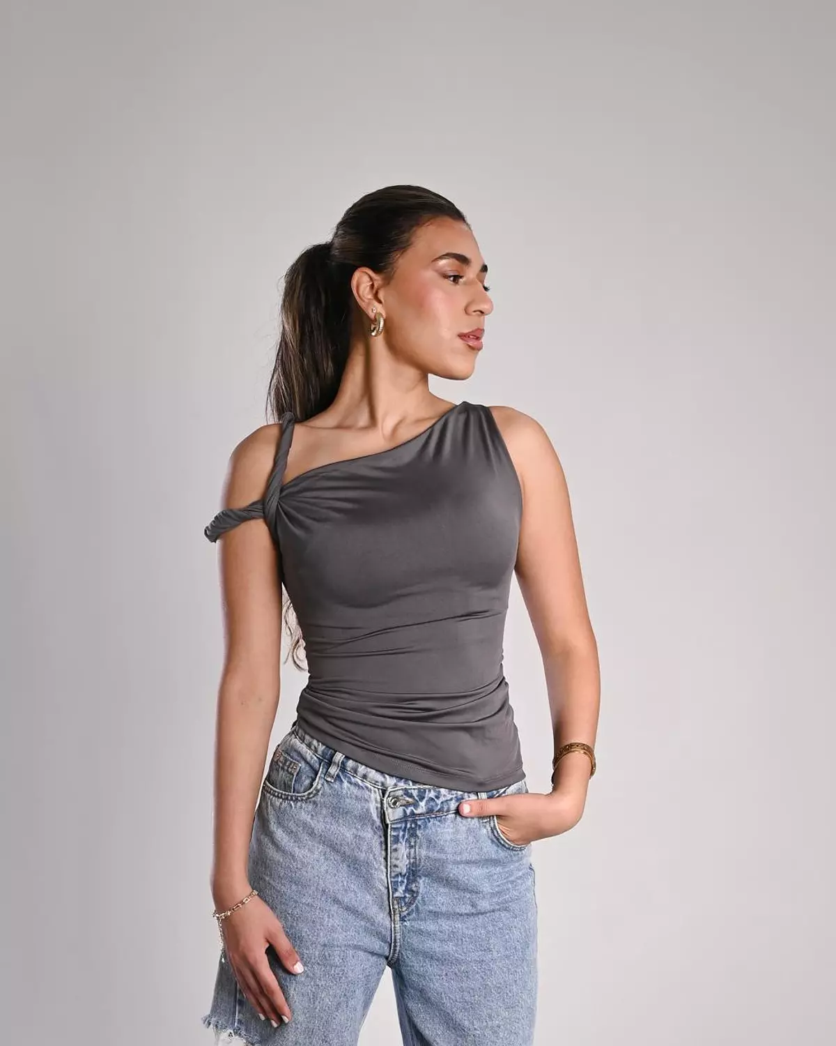 Double twisted top in charcoal 1