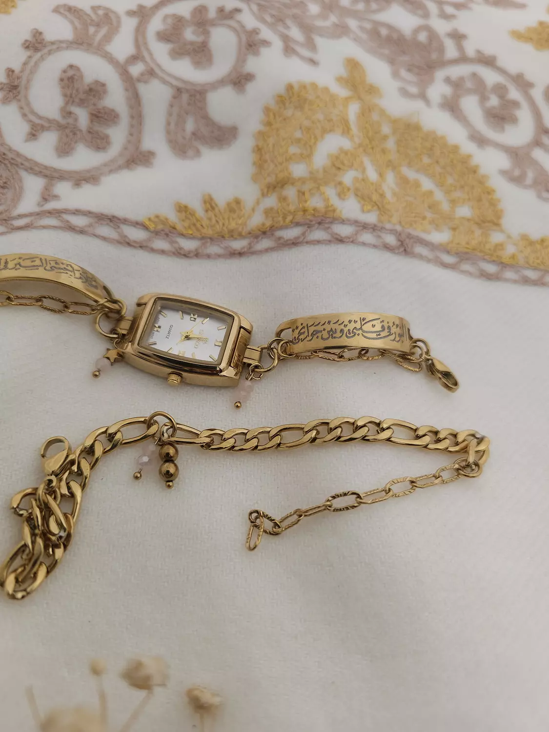 النور في قلبي وبين جوانحي/ساعة image