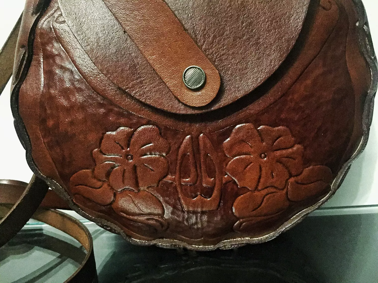 Art Nouveau bloom round leather bag with rotating strap  hover image