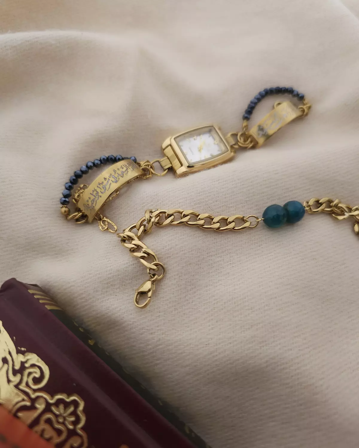 بشوشةٌ لو رنا حزنٌ لمبسمها/ساعة hover image