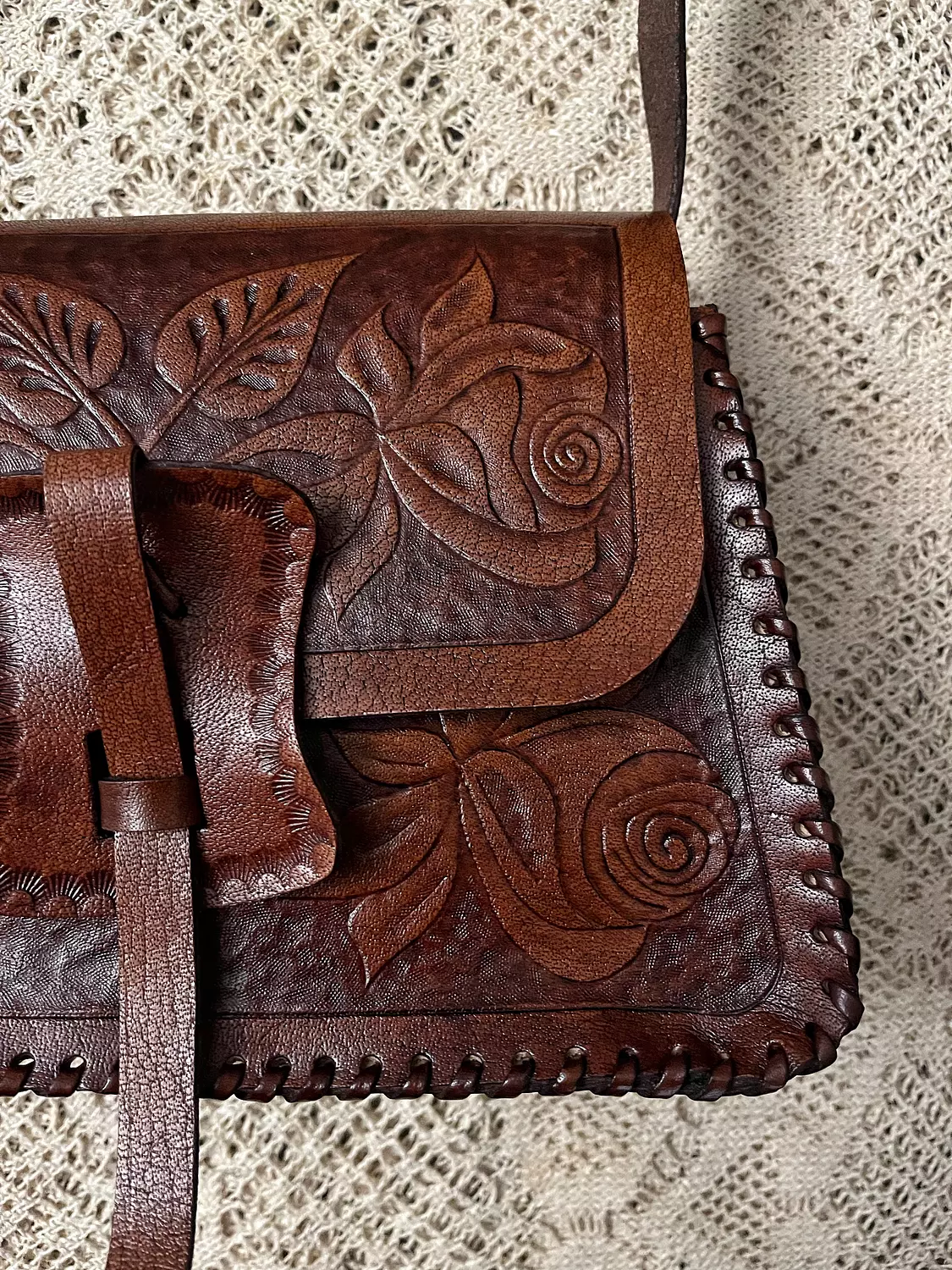 Tooled roses leather shoulder bag with strap closure  7