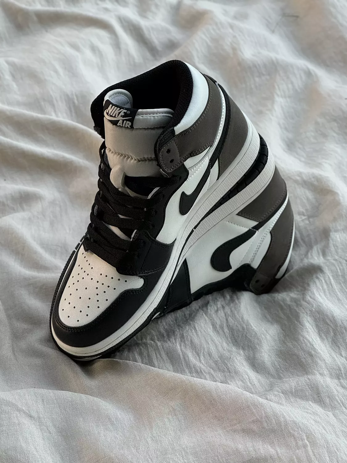 Nike Air Jordan 1 mocha  2