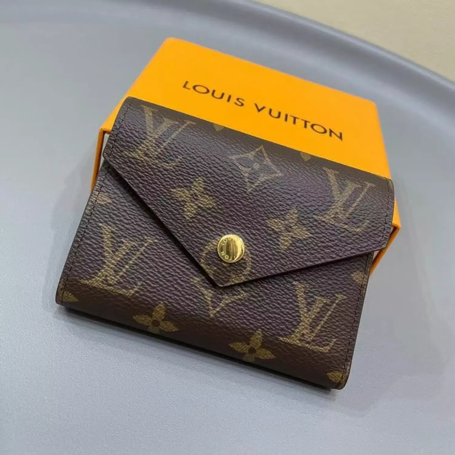 Lv wallet hover image