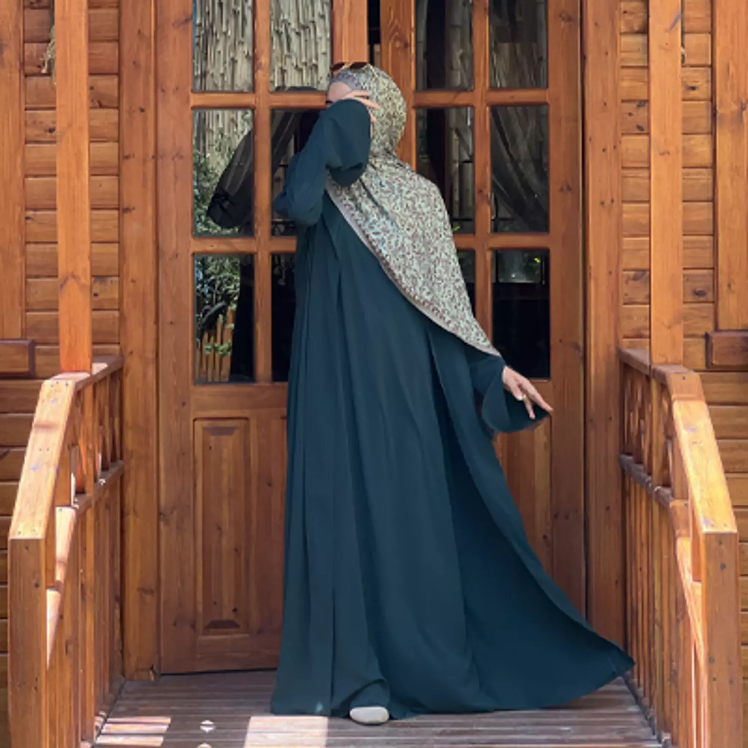 رَيْن hover image